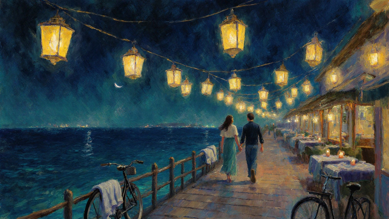 Kumsalda yürüyen çift, gece ışıkları ve romantik atmosfer.