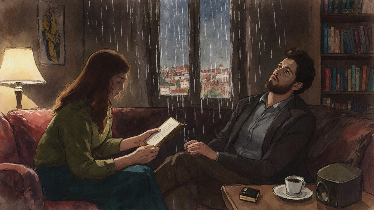 Kadıköy&#039;de bir apartman da, bir kadın bir kitabı bir erkeğe verirken, sıcak ışıkta sessiz bir akşam.