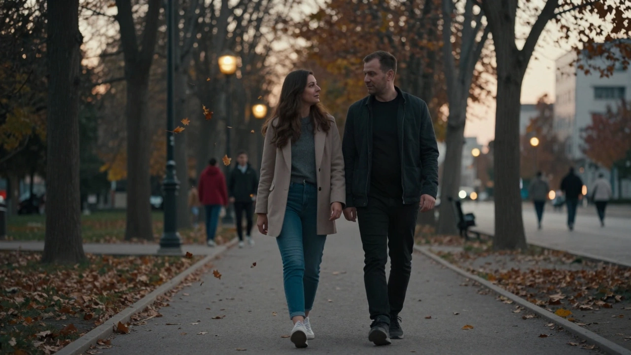 Başakşehir'de bir parkta akşamüstü yürüyüş yapan iki kişi, yapraklar düşüyor.