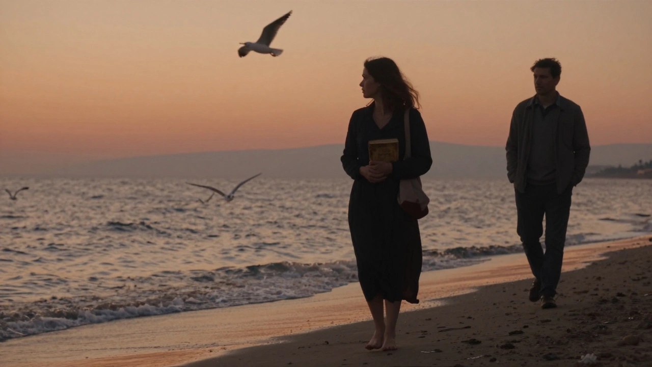 Bir kadın Çatalca&#039;da deniz kenarında kitapla yürüyor, biri uzakta sessizce takip ediyor.