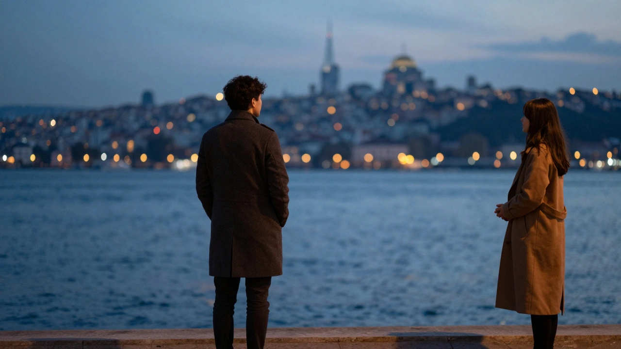 Bir kişi Bosphorus kıyısında, akşam ışıklarıyla, uzakta bir kadın sessizce duruyor.