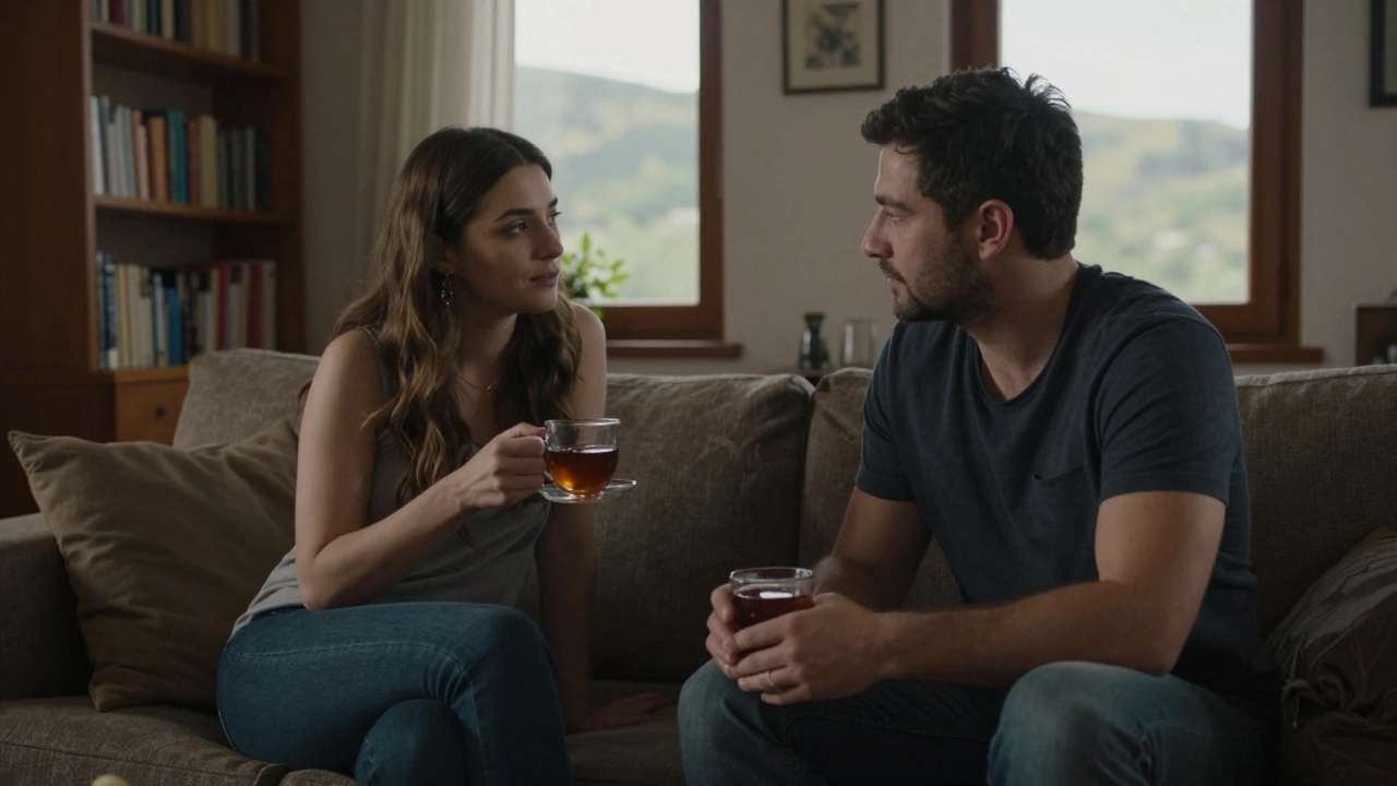 Doğal güzelliğe sahip bir kadın, sade bir evde bir erkekle sakin bir sohbet yapıyor.