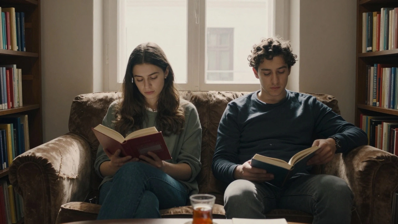 İki kişi Çatalca&#039;da bir kütüphane köşesinde sessizce kitap okuyor.