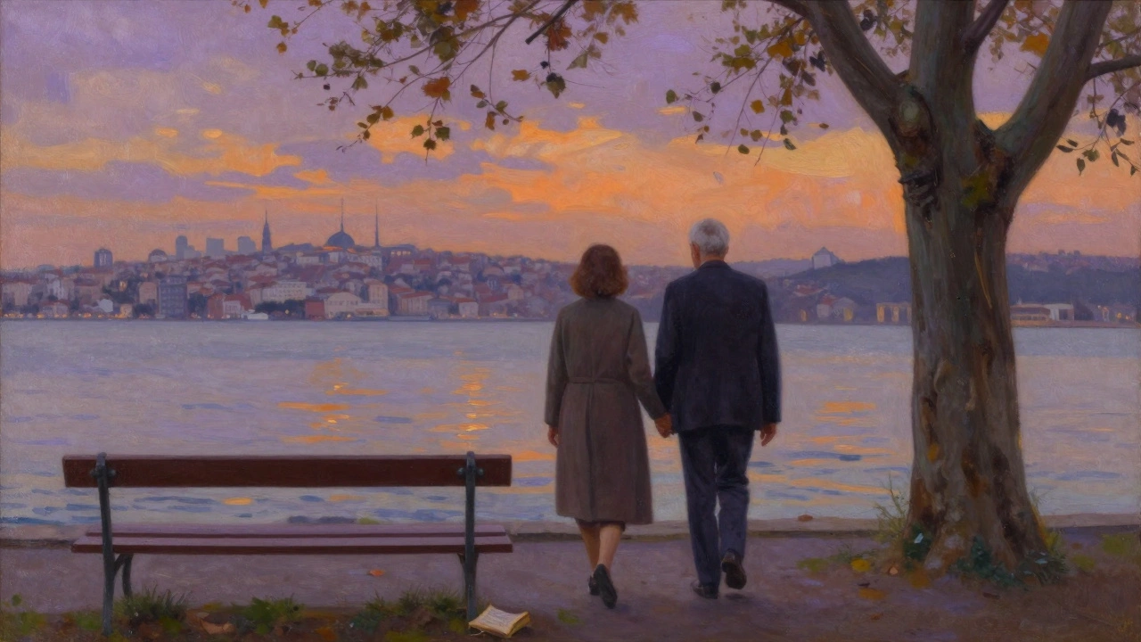 Orta yaşlı bir kadın ve erkek, Bosphorus kıyısında akşam saatlerinde yürüyor.