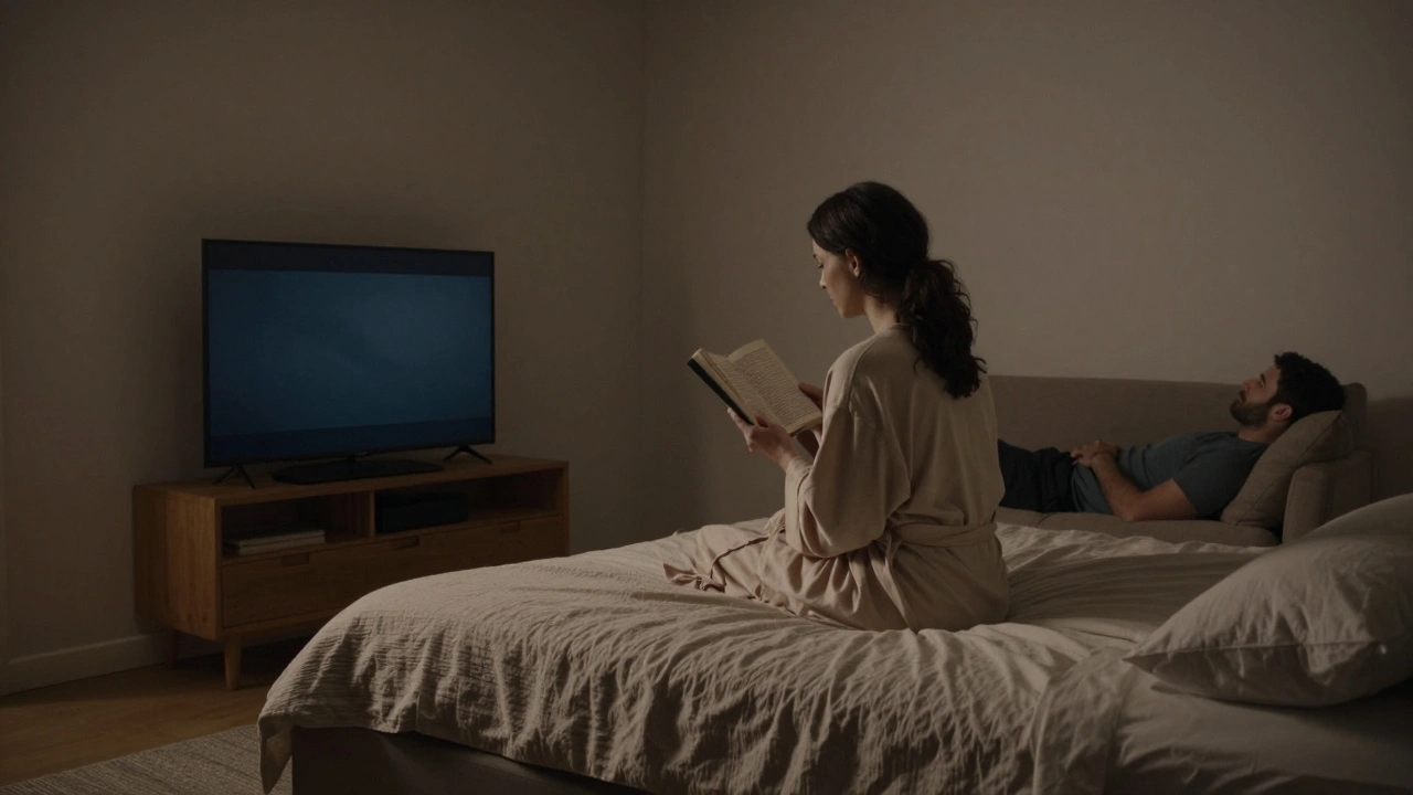 Sancaktepe&#039;de bir odada bir kadın kitap okurken, erkek koltukta sessizce film izliyor.