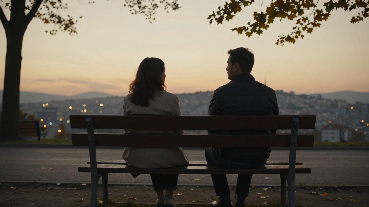 Sancaktepe&#039;de bir parkta güneşin batışı sırasında bir kadın ve erkek yan yana oturuyor.