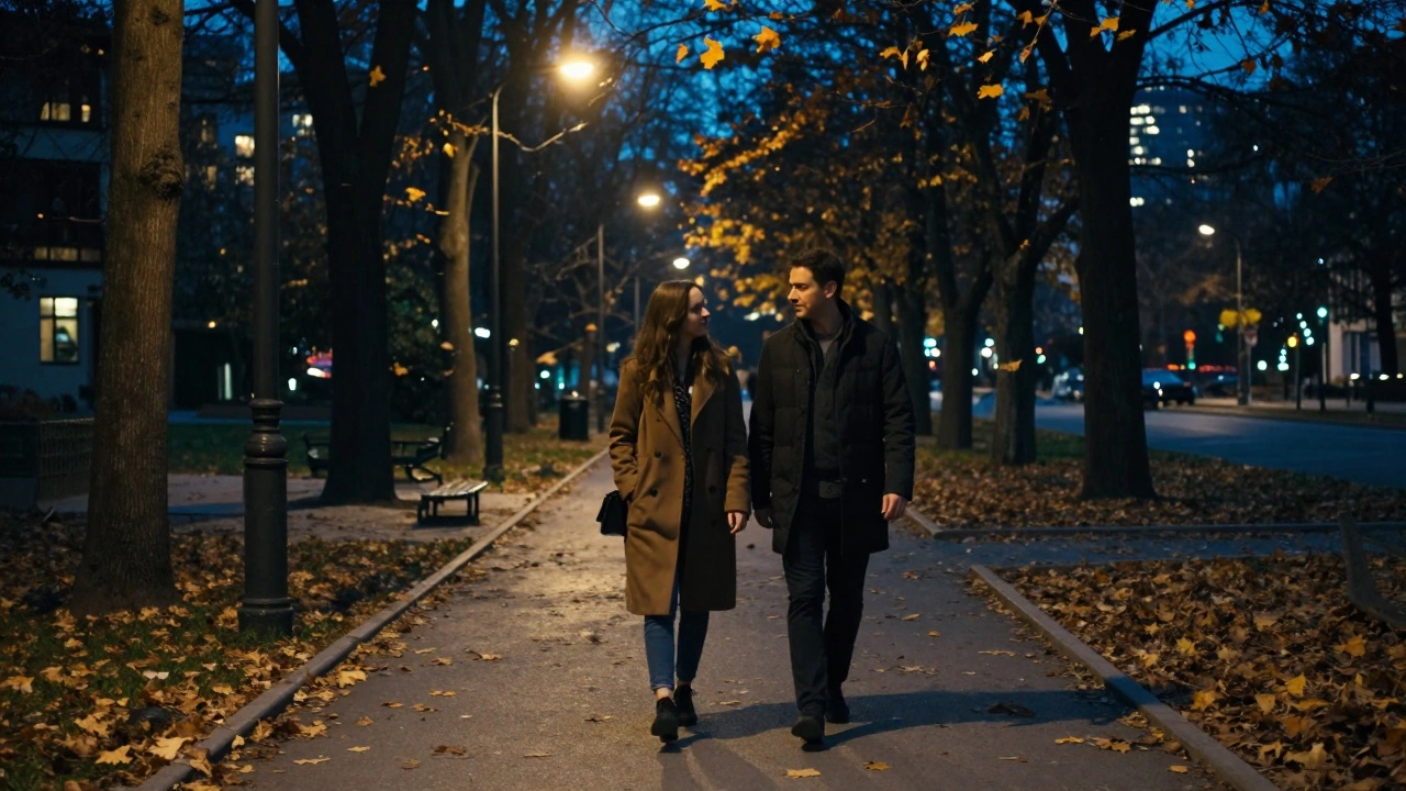 Sultangazi'de bir parkta akşam yürüyüşü yapan bir kadın ve bir erkek.