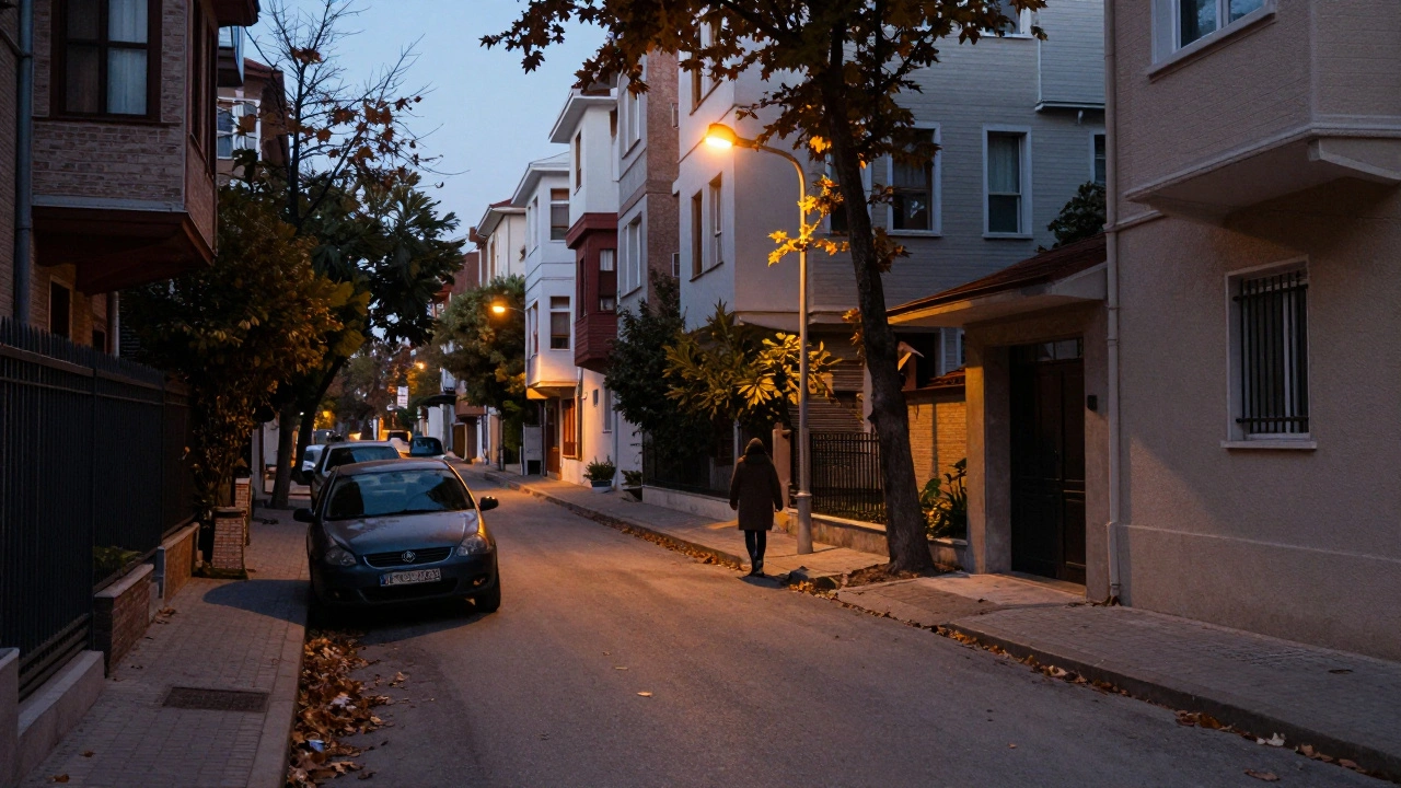 Sultangazi'nin sakin bir sokakta gizli bir randevu için yürüyen bir kişi.