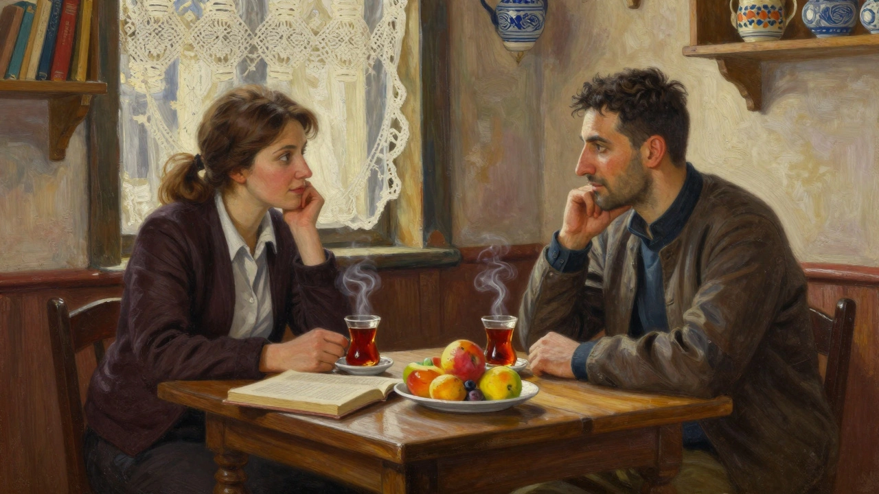 Yakuplu kafesinde bir kadın ve bir erkek, çay ve meyveyle birlikte sakin bir sohbet içinde.