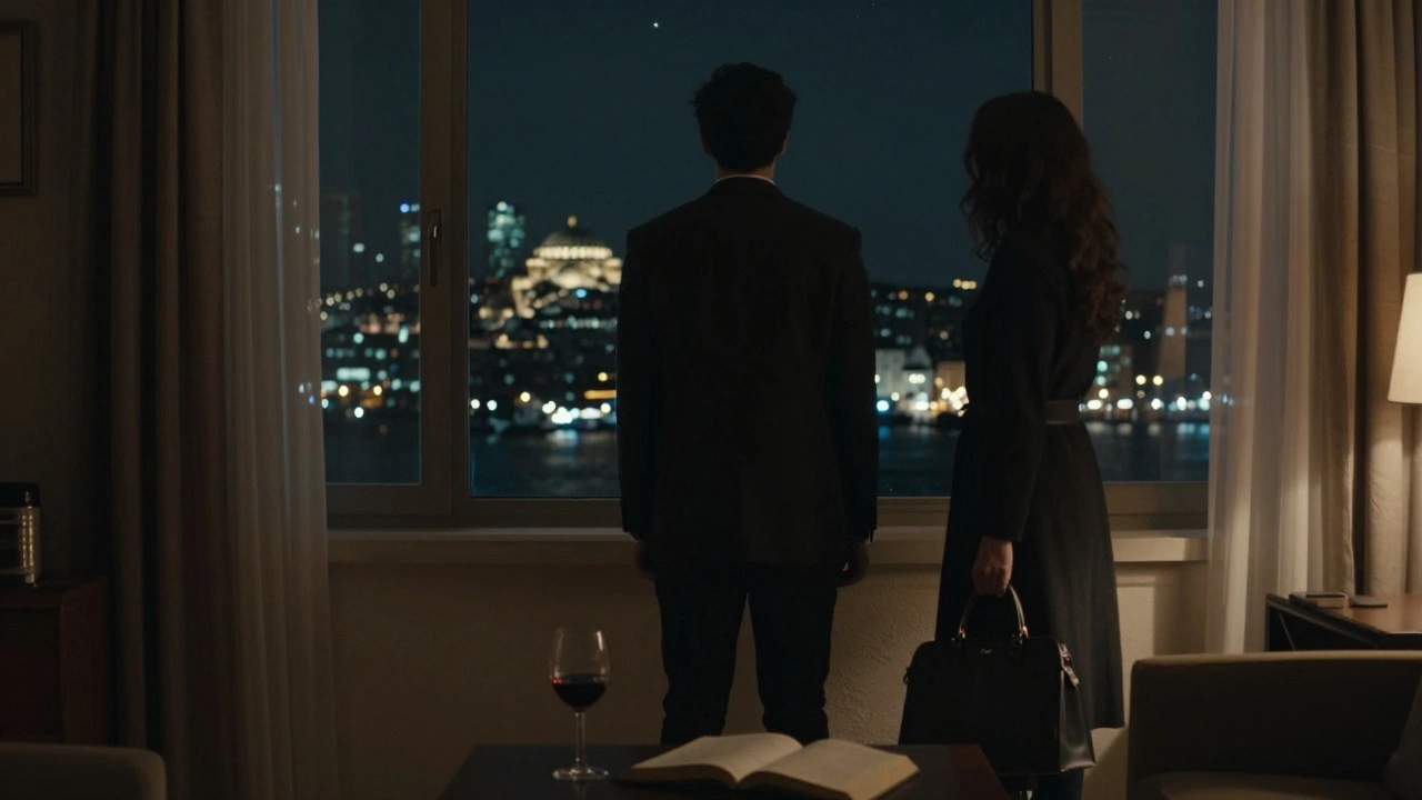 Bir kişi pencereden İstanbul’un ışıklarını izliyor, arkada bir kadın silueti görünüyor.