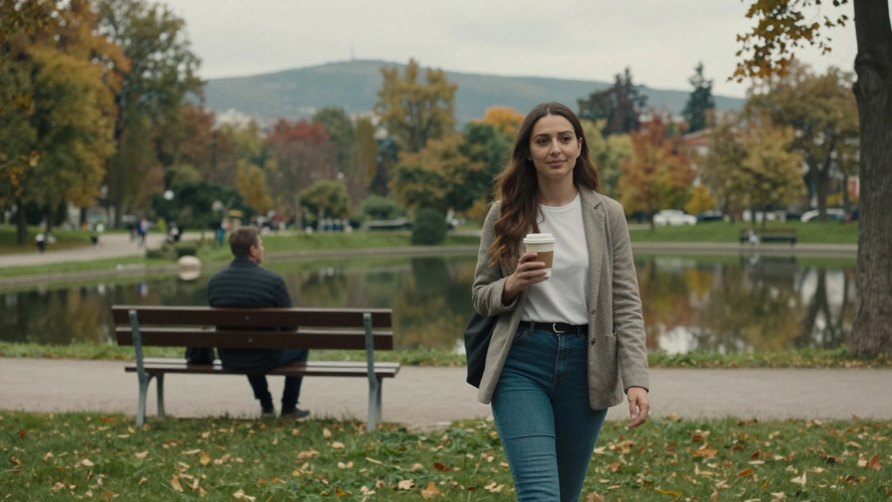 Çatalca'da bir parkta yalnızca düşünen bir erkek ve yürüyen bir kadın.