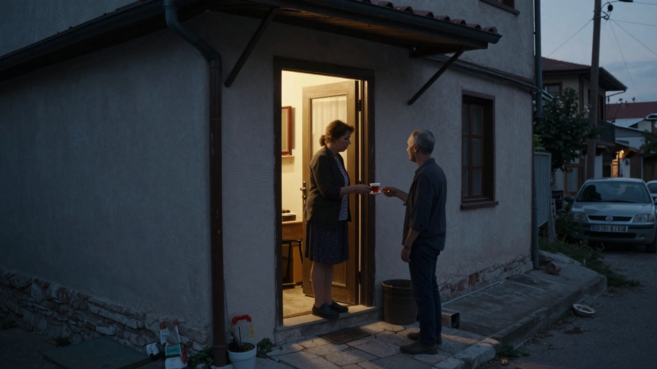 Çatalca'da ev kapısında çay sunan bir kadın ve ziyaretçi.