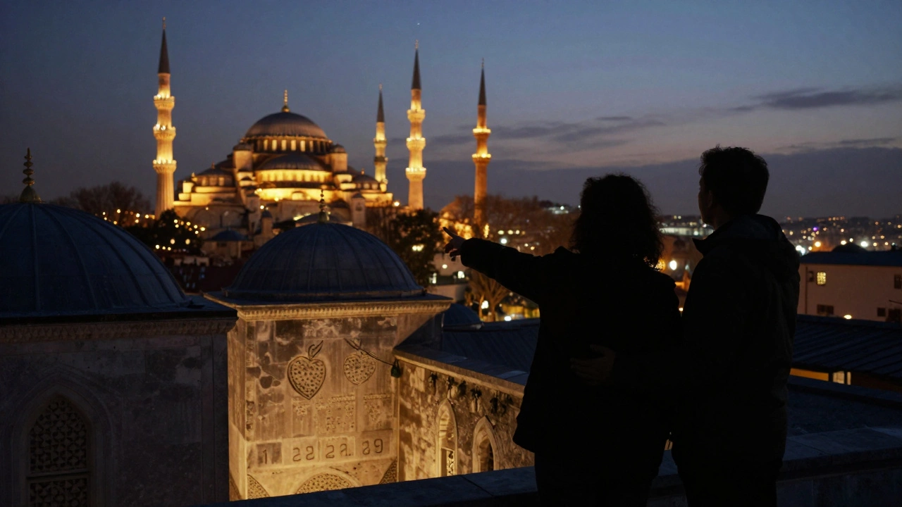 Gölge halinde iki kişi, Topkapı'nın kubbelerinin önünde gizli bir duvar izini gösteriyor.