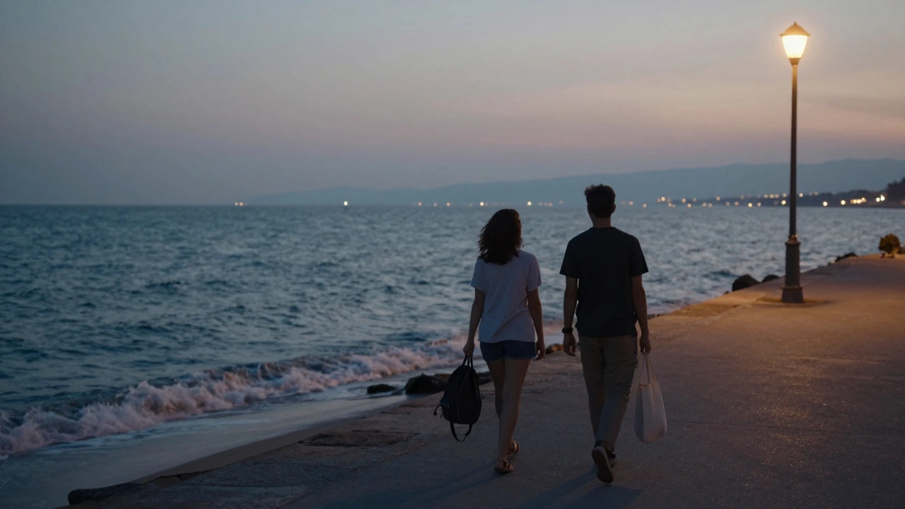 Gündoğumunda Yakuplu sahilinde, bir kadın ve bir erkek sessizce yürüyor.
