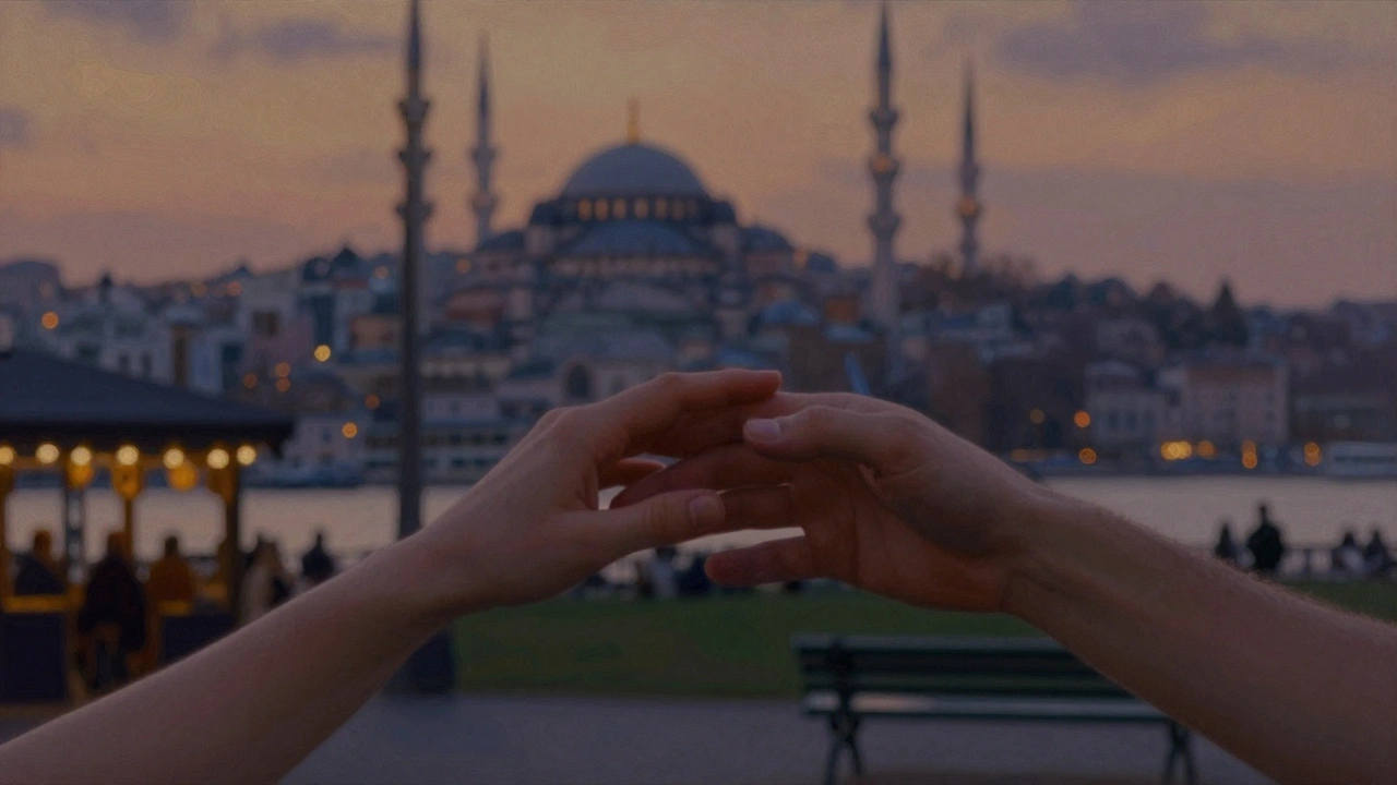 İki elin nazikçe dokunduğu, İstanbul manzarasının bulanık arka planıyla.