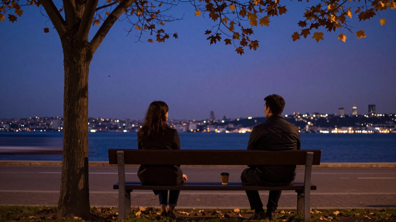 Kartal'da bir kadın ve bir erkek, akşam vakti sessiz bir parkta bankta oturuyor.