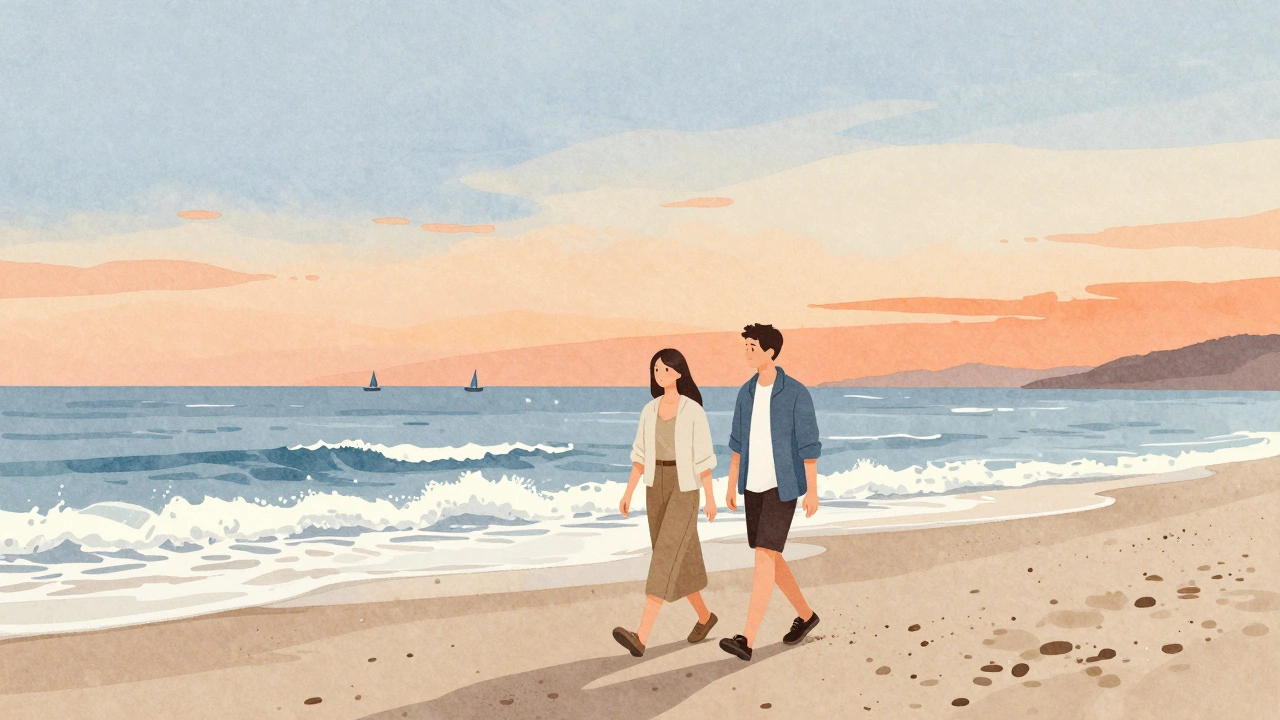 Kumburgaz sahilinde güneşin batışında sessizce yürüyen bir çift.