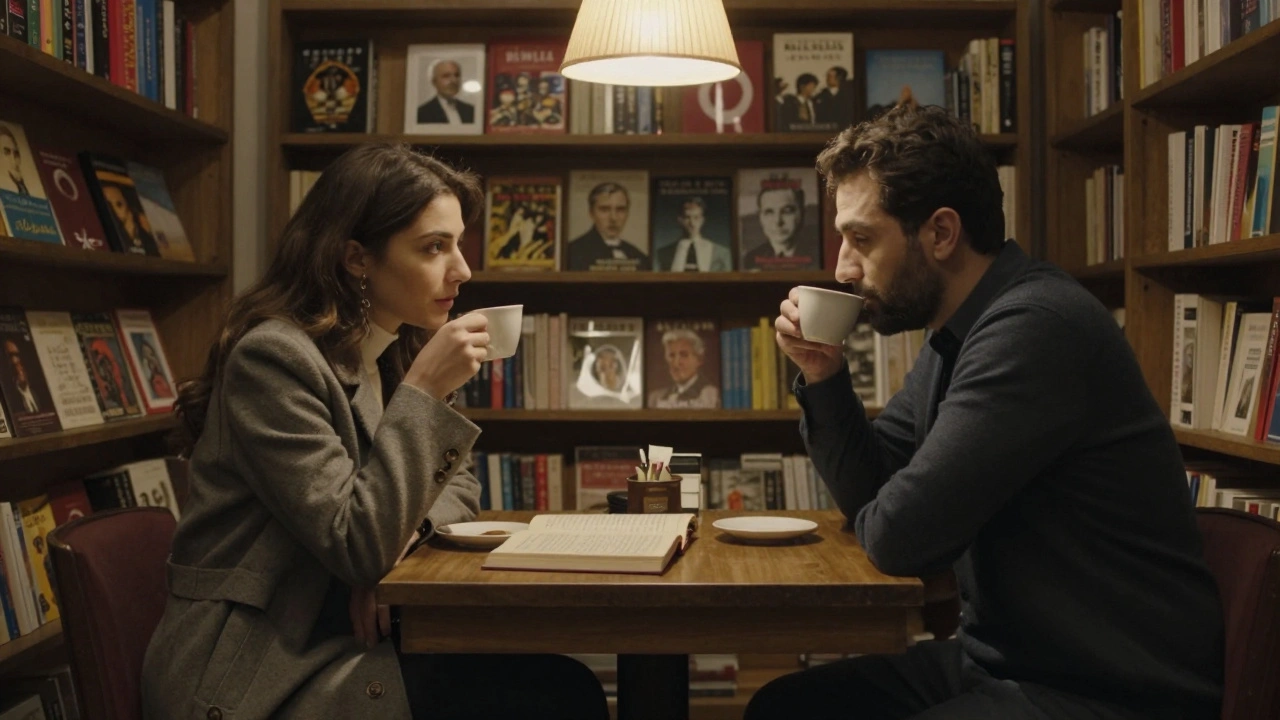 Sultangazi'de bir kitapçıda kahve içen ve Nazım Hikmet şiirleri okuyan bir kadın ve erkek.