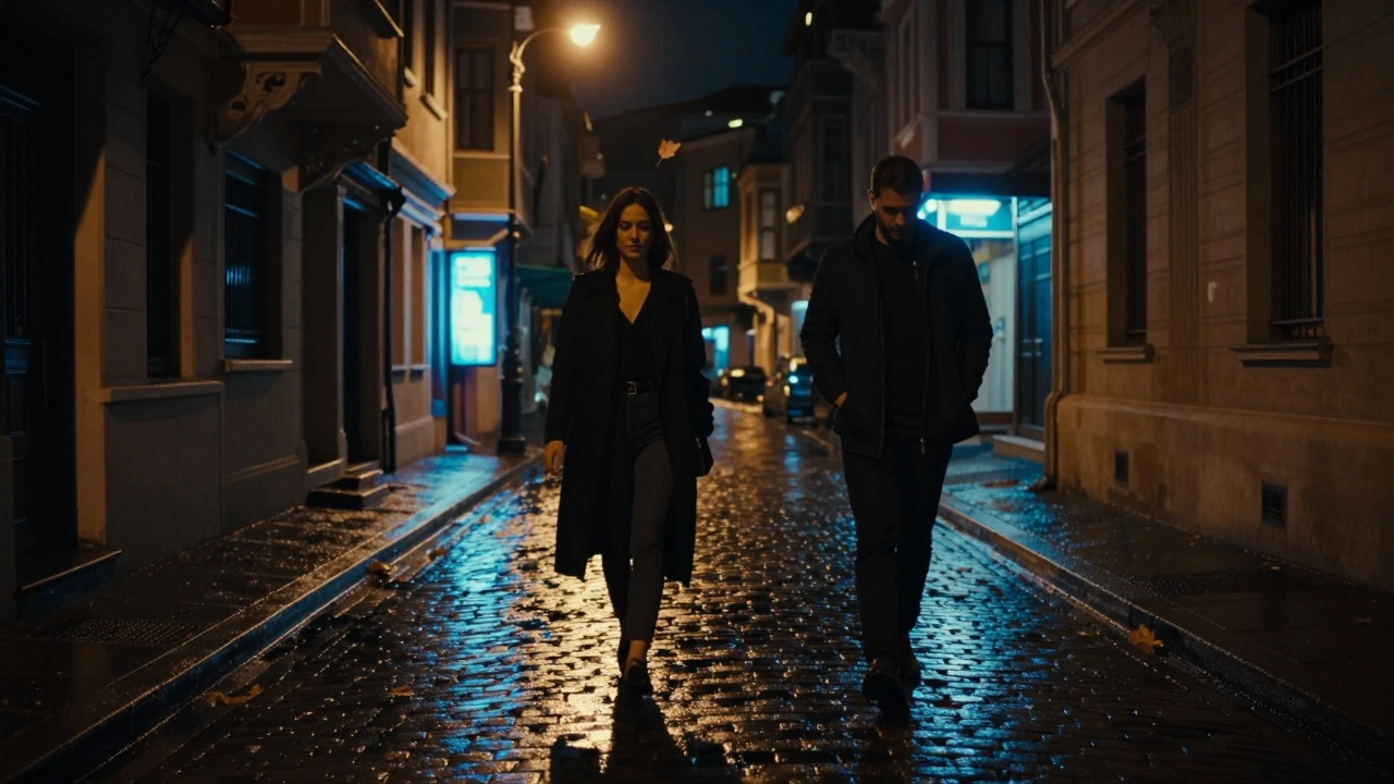 Beyoğlu'da bir sokak lambasının altında, bir kadın ve arkasından uzakta yürüyen bir erkek.