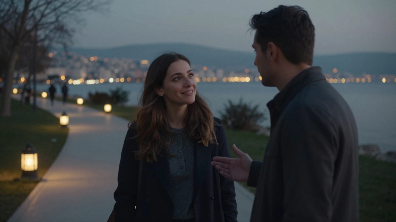 Bir kadın, Maltepe parkında dikkatle dinliyor, bir erkek konuşuyor.