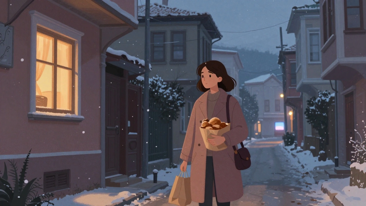 Bir kadın, Ümraniye'de karlı bir akşam yürüyüşü yapıyor, fırından ekmek poşetiyle.