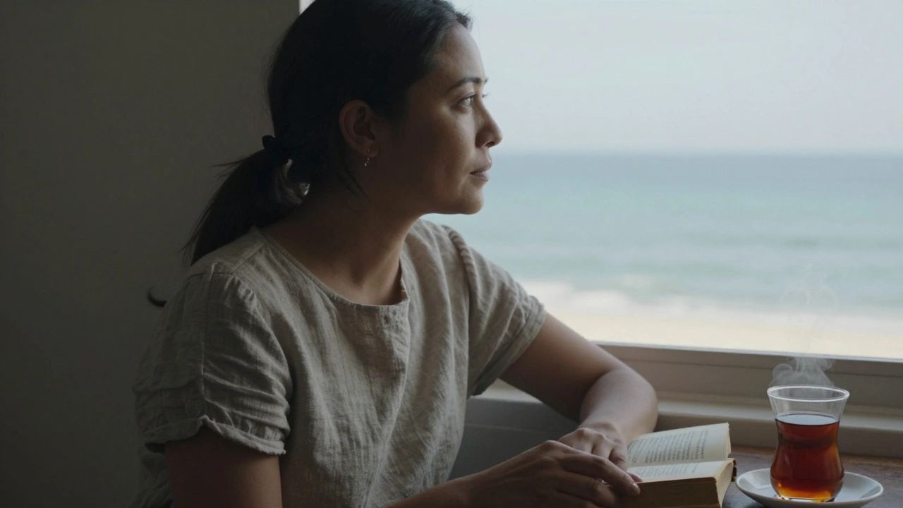 Kumburgaz'lı bir kadın, deniz manzarasına bakarken kitap okuyor, doğal ışıkla aydınlatılmış, sade ve gerçekçi bir portre.