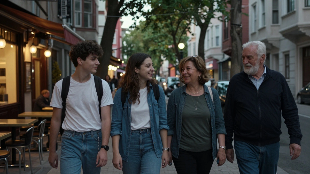 Üç farklı yaşta insan, akşam saatlerinde Esenler'de yürüyüşe çıkıyor.