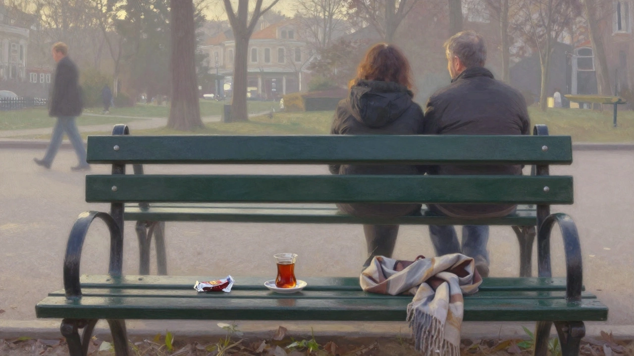 Üsküdar'da sabah ışığındaki boş bir bankta bırakılmış bir çay ve çikolata.